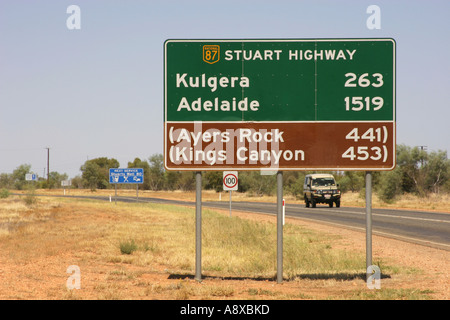 Stuart Highway Straßenschild in der Nähe von Alice Springs im Northern Territory in Australien Stockfoto