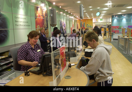 Counter Service zu einer modernen Post Office UK Stockfoto