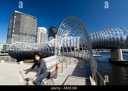 Blick auf spektakuläre Stahl Webb Brücke über den Fluss Yarra und neue Wohnungen in Docklands Melbourne Australien Stockfoto