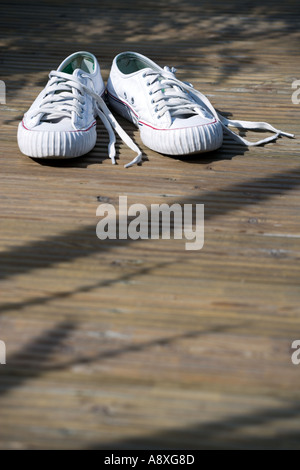 ALTEN RINGELSOCKEN LIEGEN AUF TERRASSE GARTEN Stockfoto