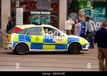 Polizei-Auto, Panda Auto, Polizist in Nottinghams Marktplatz Stockfoto