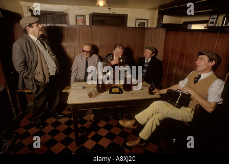 Story Telling Rezitieren von Gedichten Bauern Landsmänner versammeln sich am Sonntagmorgen in Kings Head the Low House Pub 1980er 1985 Laxfield Suffolk UK Stockfoto