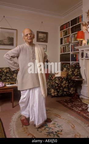 Nirad Chaudhuri porträtiert das Innere seines Hauses in Oxford der 1990er Jahre. CA. 1995 UK HOMER SYKES Stockfoto