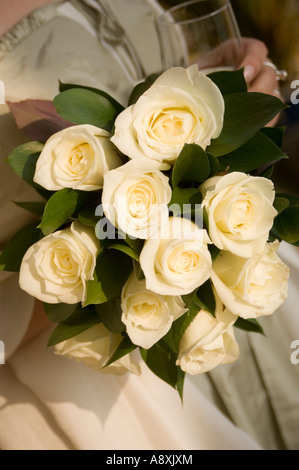 Bouquet von weißen Rosen Besitz eine Braut an ihrem Hochzeitstag UK Stockfoto