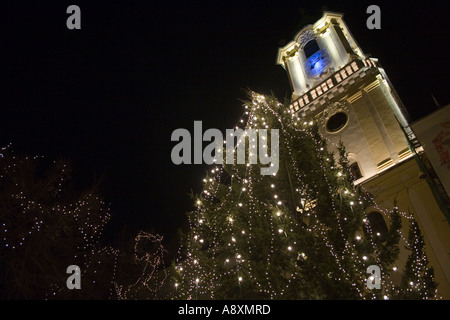 Weihnachtsschmuck in Bratislava mit dem alten Rathaus / städtisches Museum Stockfoto