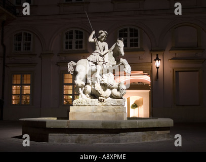 Brunnen des St George Primaten Palast Bratislava Slowakei bei Nacht Stockfoto