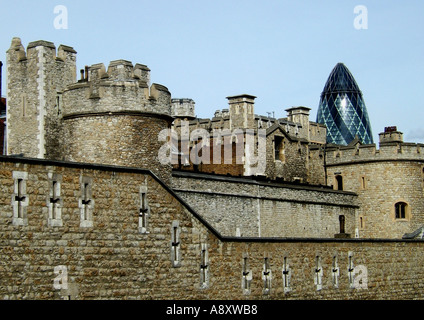 30 St Mary axe Swiiss re Gurke gesehen vom Tower of London Stockfoto