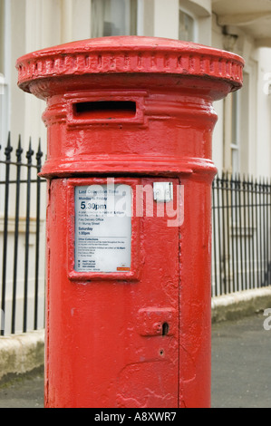 Alte rote Gusseisen Post Steckbox noch im täglichen Einsatz in Filey North Yorkshire England gelegen Stockfoto