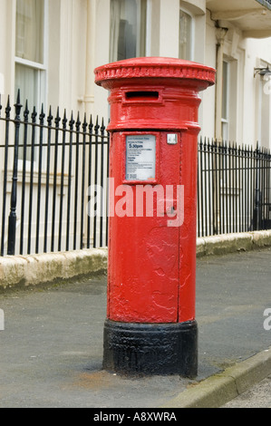 Alte rote Gusseisen Post Steckbox noch im täglichen Einsatz in Filey North Yorkshire England gelegen Stockfoto