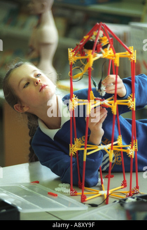 Jahr 4 Grundschule Science-Klasse arbeitet an einem Projekt, einen Leuchtturm mit einem Kunststoff modularen Baukasten bauen Stockfoto