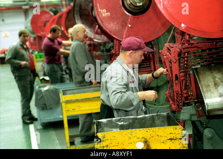 Arbeitnehmer auf die Stromleitung Presse Produktion der Rover Group Auto Teile Fabrik in Bargoed Mid Glamorgan South Wales UK Stockfoto