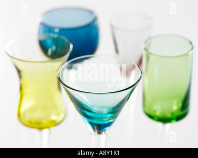 farbige Getränke Gläser auf weißem Hintergrund Stockfoto
