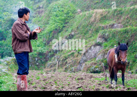 Landwirt nimmt eine Zigarette brechen aus dem Pflug Zhongliu Dorf Longsheng-China Stockfoto