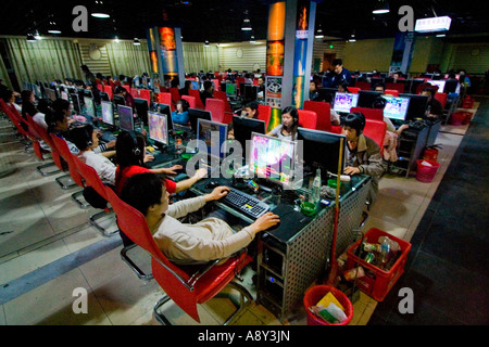 Junge Menschen Online zu einem gehobenen Boutique Cafe Internetspiele und Serfing Guilin China Stockfoto