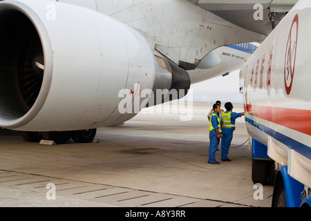 Bodenpersonal Betankung eine China Air Flugzeug von einem Kraftstoff LKW China Flughafen Beijing China PEK BJS Stockfoto