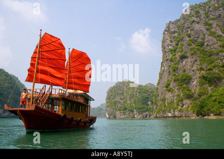 Traditionelle touristische Segeln Junk Halong Bucht Vietnam Stockfoto