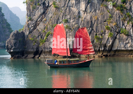 Traditionelle chinesische Angeln Segelboot Junk Halong Bucht Vietnam Stockfoto