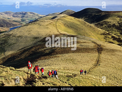 Eine weitläufige Club in den Pentland Hills in der Nähe von Edinburgh sind die Wanderer West Kip nähert sich Osten Kip und verbrühen Gesetz absteigend Stockfoto