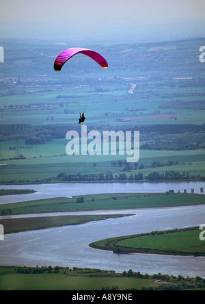 Paragliding über den Fluss Forth in der Nähe von Stirling Stockfoto