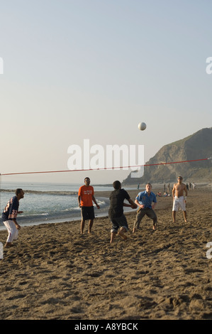 Gruppe von Jugendlichen Studenten spielen Beach-Volleyball im Sommer Aberystwyth Wales UK Stockfoto
