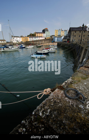 Angelboote/Fischerboote und Sportboote vor Anker im Hafen von Tenby bei Flut, Wales UK Sommernachmittag Stockfoto