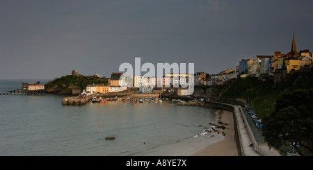 Tenby Wales allgemeinen Blick auf die Altstadt Gebäude Hafen Burg Hügel und Lifeboat Station in der Abenddämmerung Stockfoto