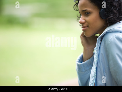 Junge Frau trägt Kopfhörer Stockfoto