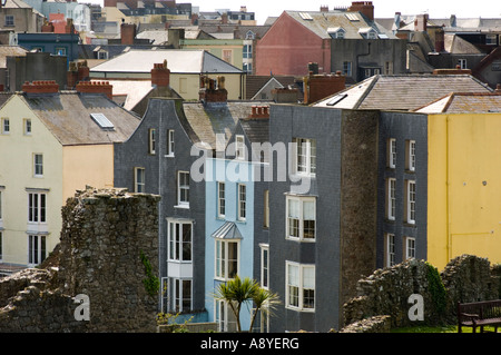 Gesamtansicht über die Dächer von Tenby Pembrokeshire West Wales gesehen von Castle Hill Sommernachmittag Stockfoto