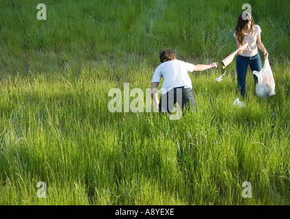 Junges Paar Abholung Wurf in Feld Stockfoto
