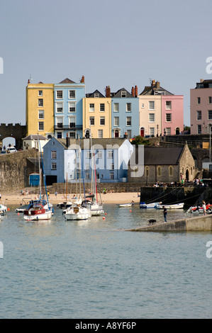 Pastell bunt bemalten georgische Stadthäuser mit Blick auf den Sandstrand und Boote im Hafen von Tenby wales Stockfoto