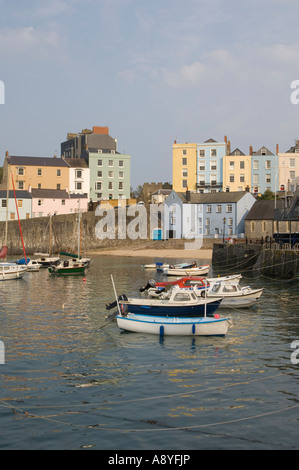 Tenby Hafen und Strand bei Flut Sommerabend bunt bemalte georgianische Häusern Stockfoto