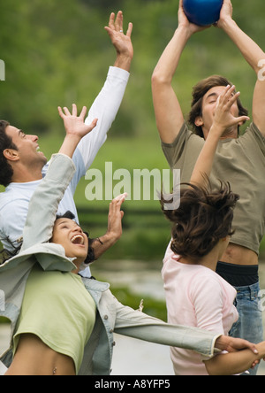 Gruppe von jungen Erwachsenen Freunden Spiele mit ball Stockfoto