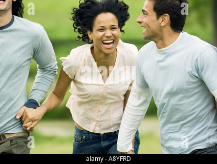 Junge Freunde laufen und lachen Stockfoto