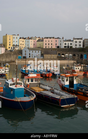 bunte georgianische Häusern Abend Tenby Hafen und Nord Strand Pembrokeshire West Wales - Flotte von Angelboote/Fischerboote vertäut Stockfoto
