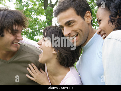 Vier junge Freunde, lachen Stockfoto