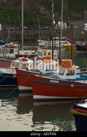 Flotte der kleinen Küstenfischerei Angelboote/Fischerboote am Anker Flut Tenby West Wales in der Abenddämmerung Stockfoto