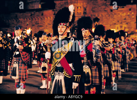 Edinburgh Military Tattoo. Schottische Pipe Band Dudelsackspieler auf der Esplanade vor Edinburgh Castle, Scotland, UK Stockfoto