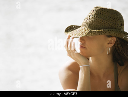 Junge Frau mit Sonnenhut Stockfoto