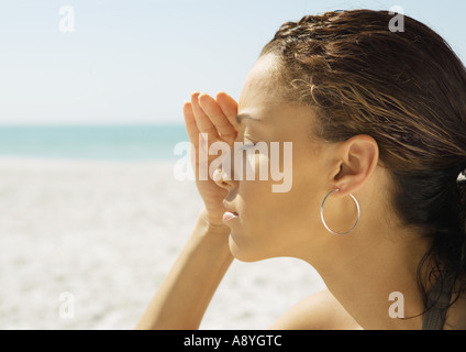 Frau Schattierung Augen am Strand, Nahaufnahme Stockfoto