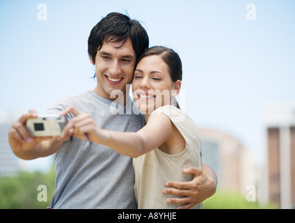 Junges Paar unter Bild von sich selbst zusammen Stockfoto