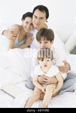 Familie zusammen im Bett Stockfoto