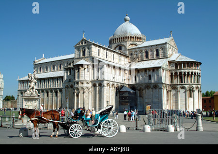 Pferd und Kutsche Taxi am Piazza dei Miracoli in Pisa-Toskana-Italien Stockfoto