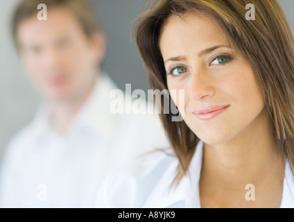 Frau, Porträt, Mann im Hintergrund Stockfoto