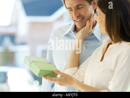 Frau Übergabe Mann Geschenk Stockfoto