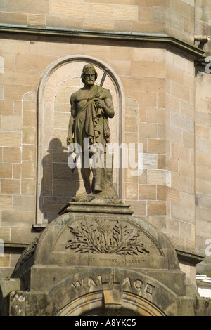 dh STIRLING STIRLINGSHIRE William Wallace Statue The Athenaeum Bau King Street Stockfoto