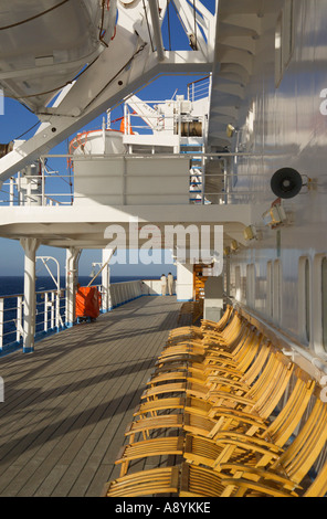 Zeilen der hölzerne Sonnenliegen auf dem Deck eines Schiffe Stockfoto