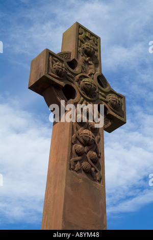 Dh Keltic Kreuz BRAUT VON VERDIENEN PERTHSHIRE Sandstein geschnitzt war Memorial Christian niemand Schottland Stein keltische Kunst Stockfoto