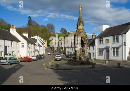 dh DUNKELD PERTHSHIRE Schottland Victorian Atholl Memorial Wasserbrunnen im Stadtplatz Freimaurer-Kriegsdenkmal Zentrum Stockfoto