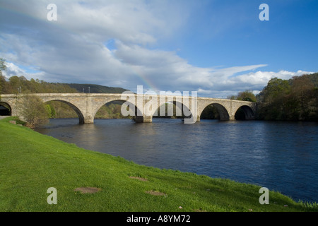 Dh Fluss Tay DUNKELD PERTHSHIRE schottische Stein gewölbte Brücke, gebaut von Thomas Telford Schottland Stockfoto