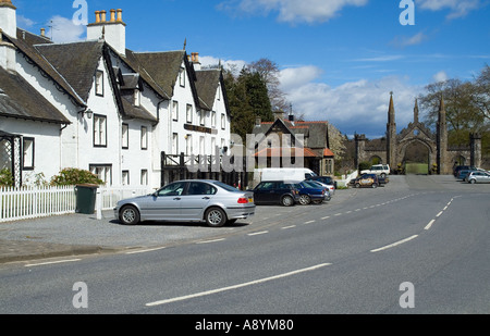 dh KENMORE PERTHSHIRE White Hotel und Taymouth Castle Anwesen Torbogen scottish Village Road scotland Street A827 Stockfoto